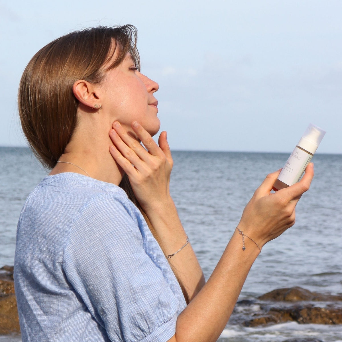 Application du Sérum Solution pour lisser le grain de peau et avoir un teint plus lumineux et homogène.