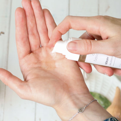 Une texture légère, aqueuse, non comédogène  et non grasse du Sérum Solution visage.