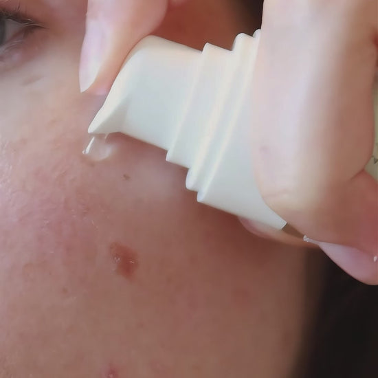 Texture fluide du sérum visage Beseed appliquée sur la peau