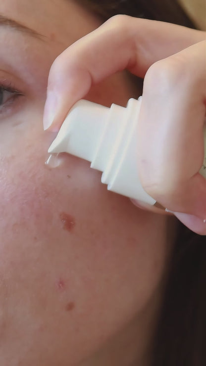 Texture fluide du sérum visage Beseed appliquée sur la peau