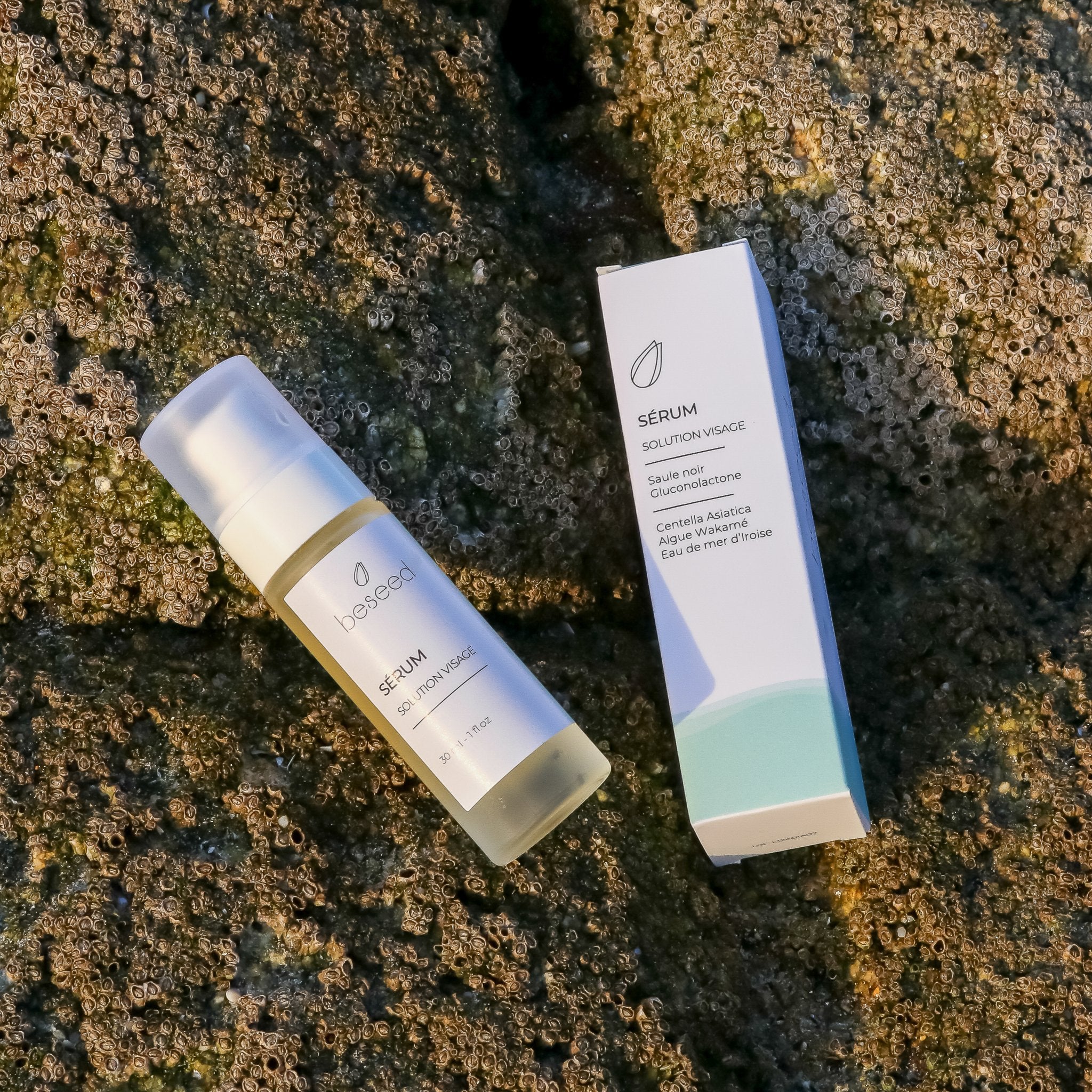 Le Sérum Solution Visage sur un rocher en granite de Bretagne