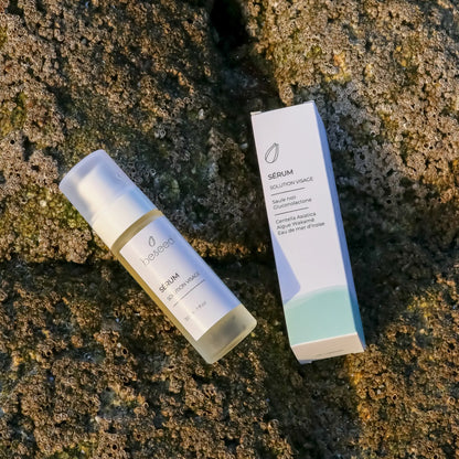 Le Sérum Solution Visage sur un rocher en granite de Bretagne