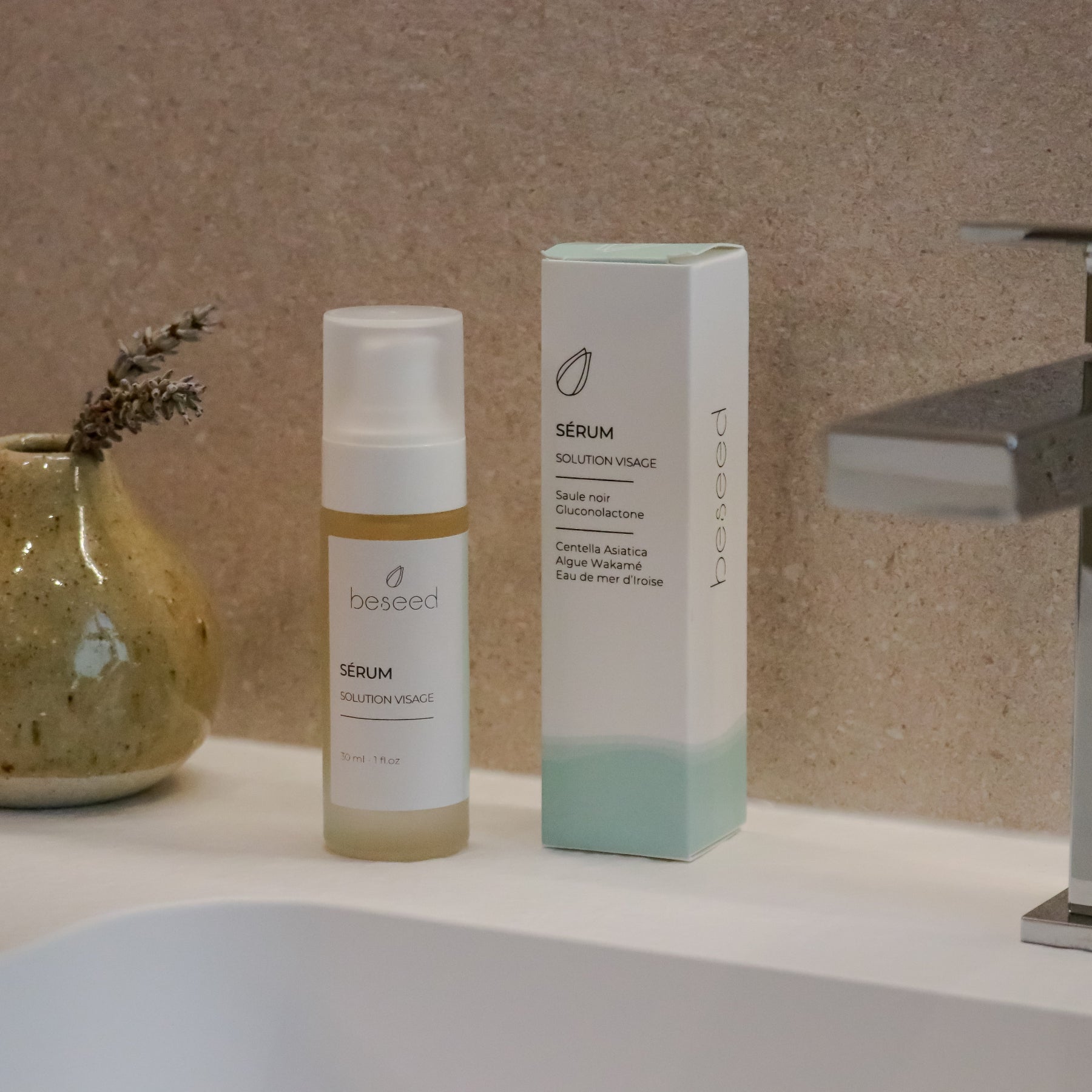 Le Sérum Solution Visage dans la salle de bain pour sa routine skincare